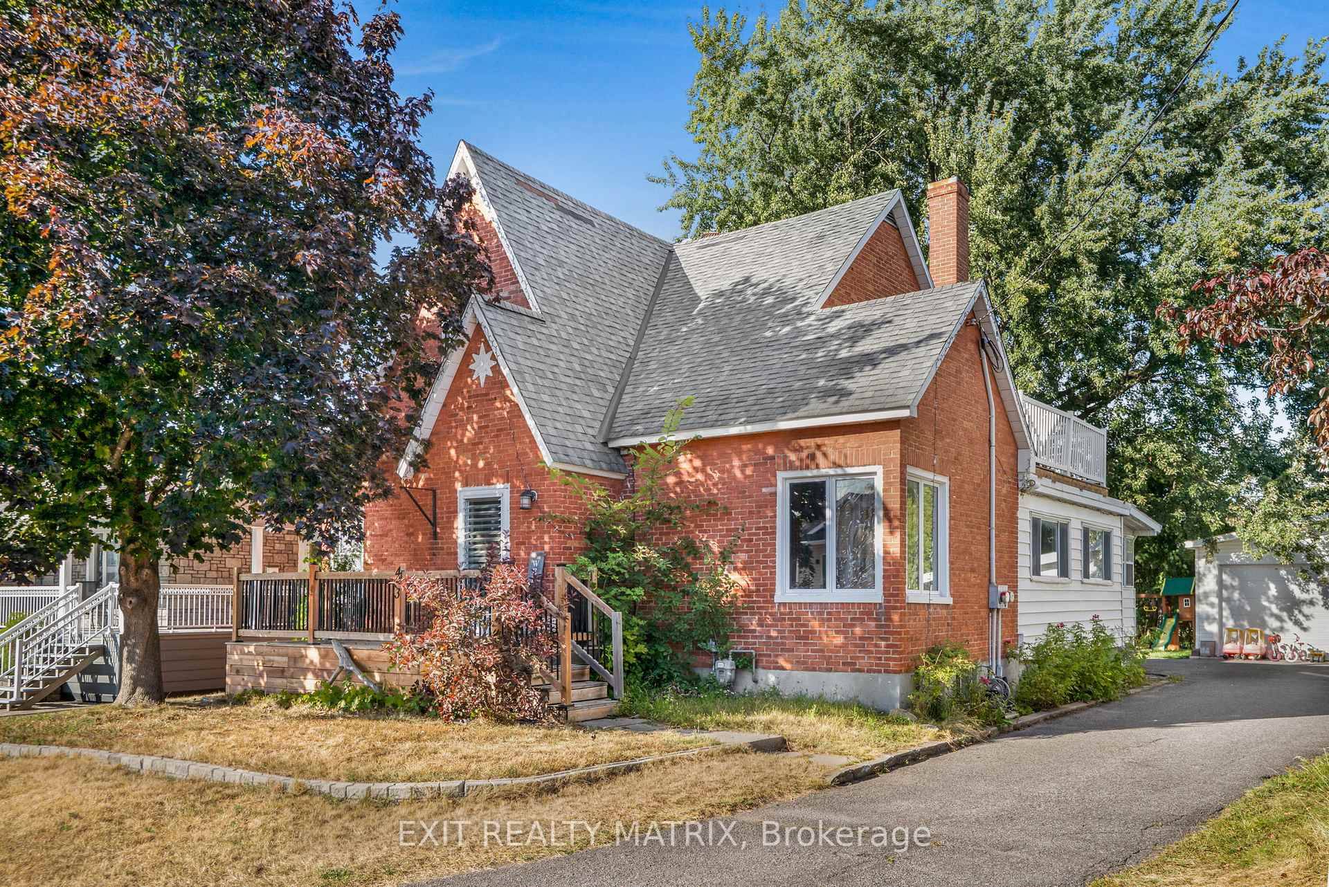 In the heart of Hawkesbury on a quiet street, this all brick, 5 bedroom 2 bathroom home is filled with natural light and generous living spaces.