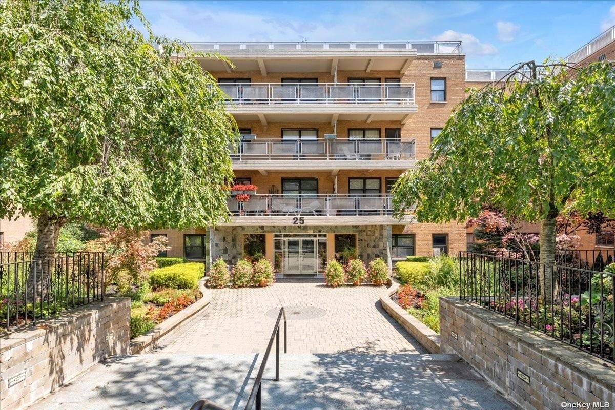 Lovely studio, located on second floor Lobby level is first floor, with balcony, full kitchen amp ; dining area, hardwood floors.