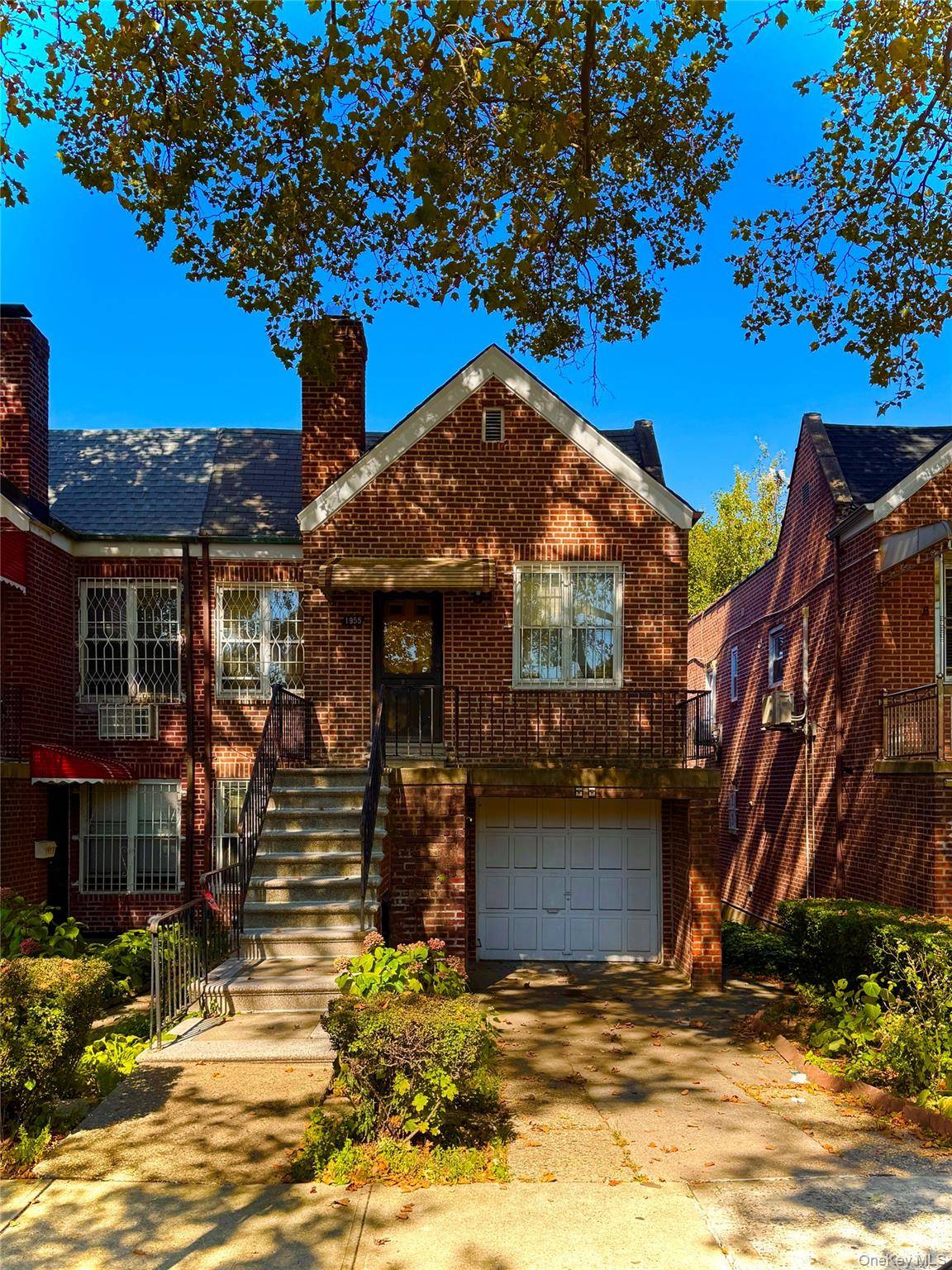Discover the potential of this brick two family property in the Unionport Castle Hill corridor.