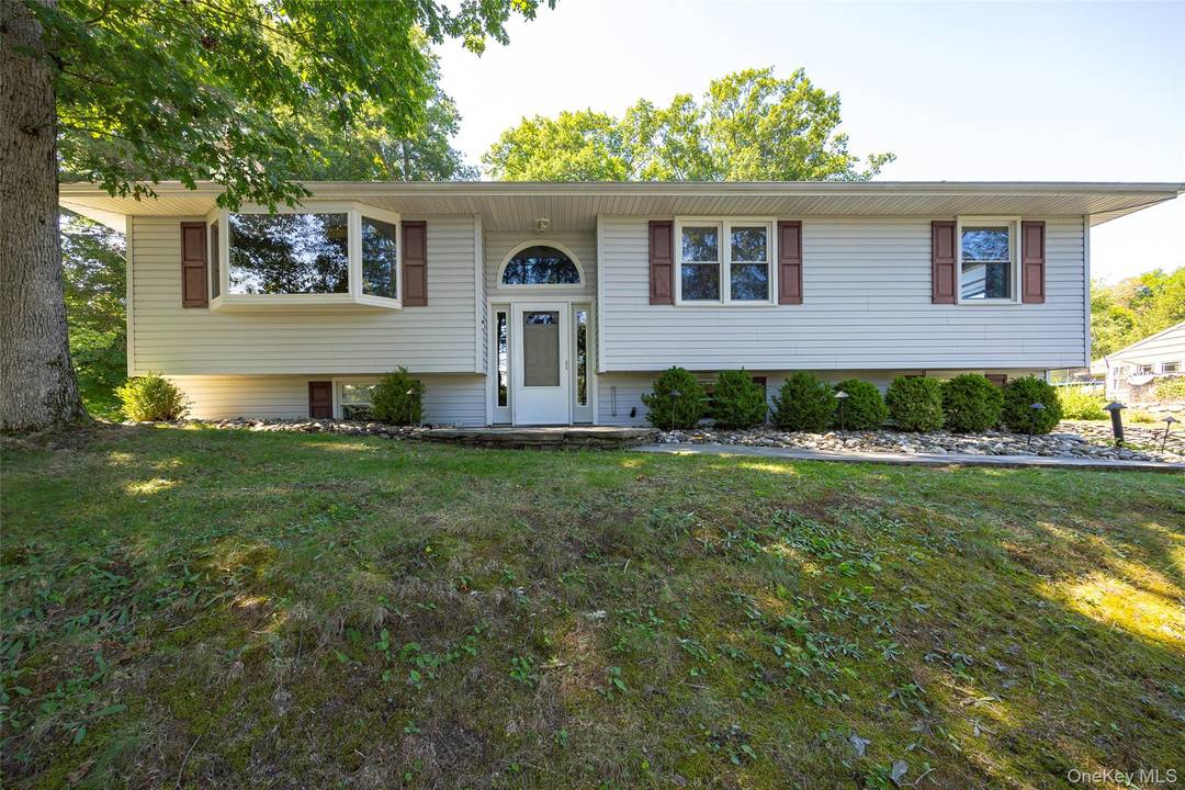 Timeless style and comfort in this beautifully maintained, move in ready home perfect for today s buyers seeking turnkey living.