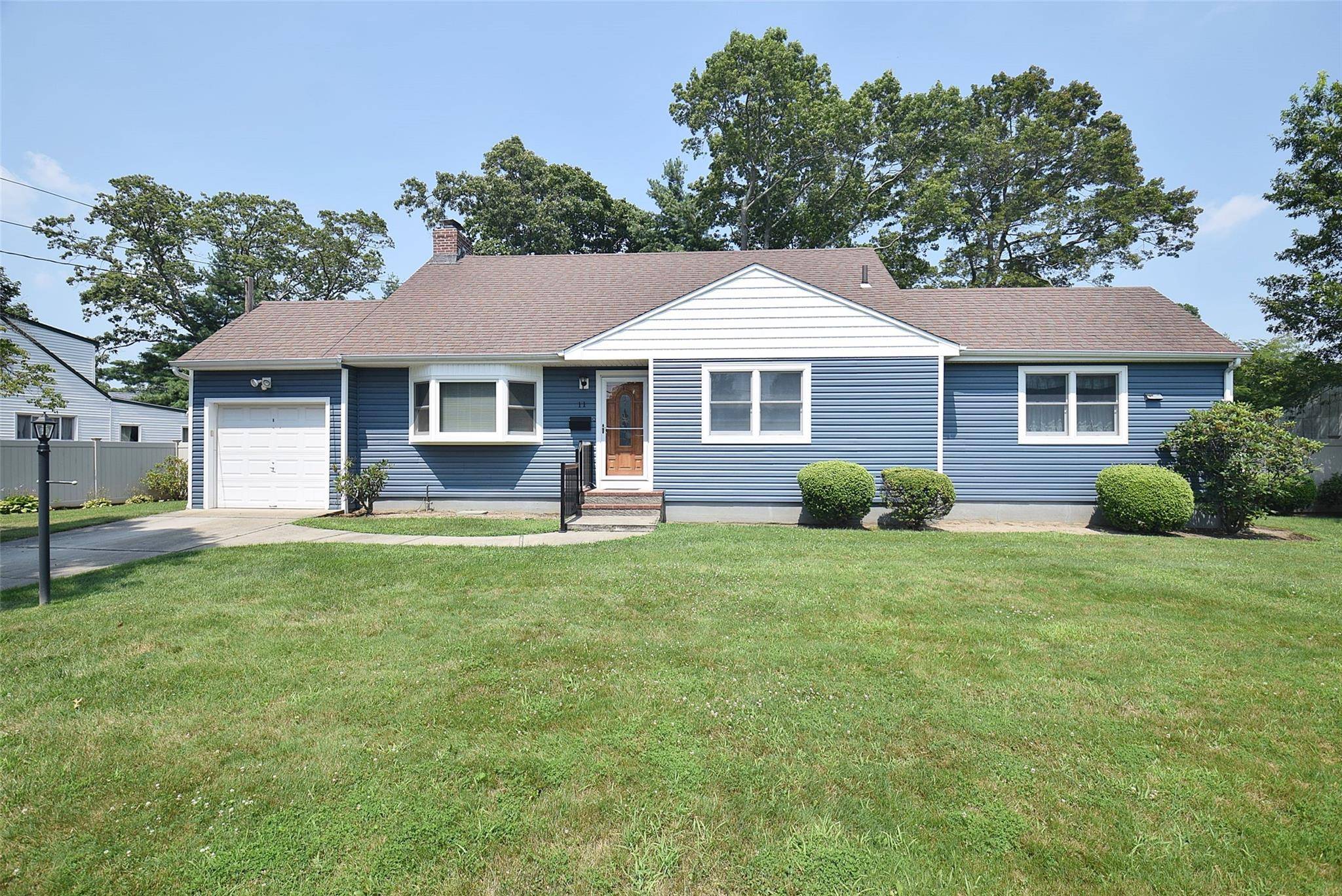 11 Southwood Lane, North Babylon Welcome to this spacious and beautifully maintained for almost 50 years.