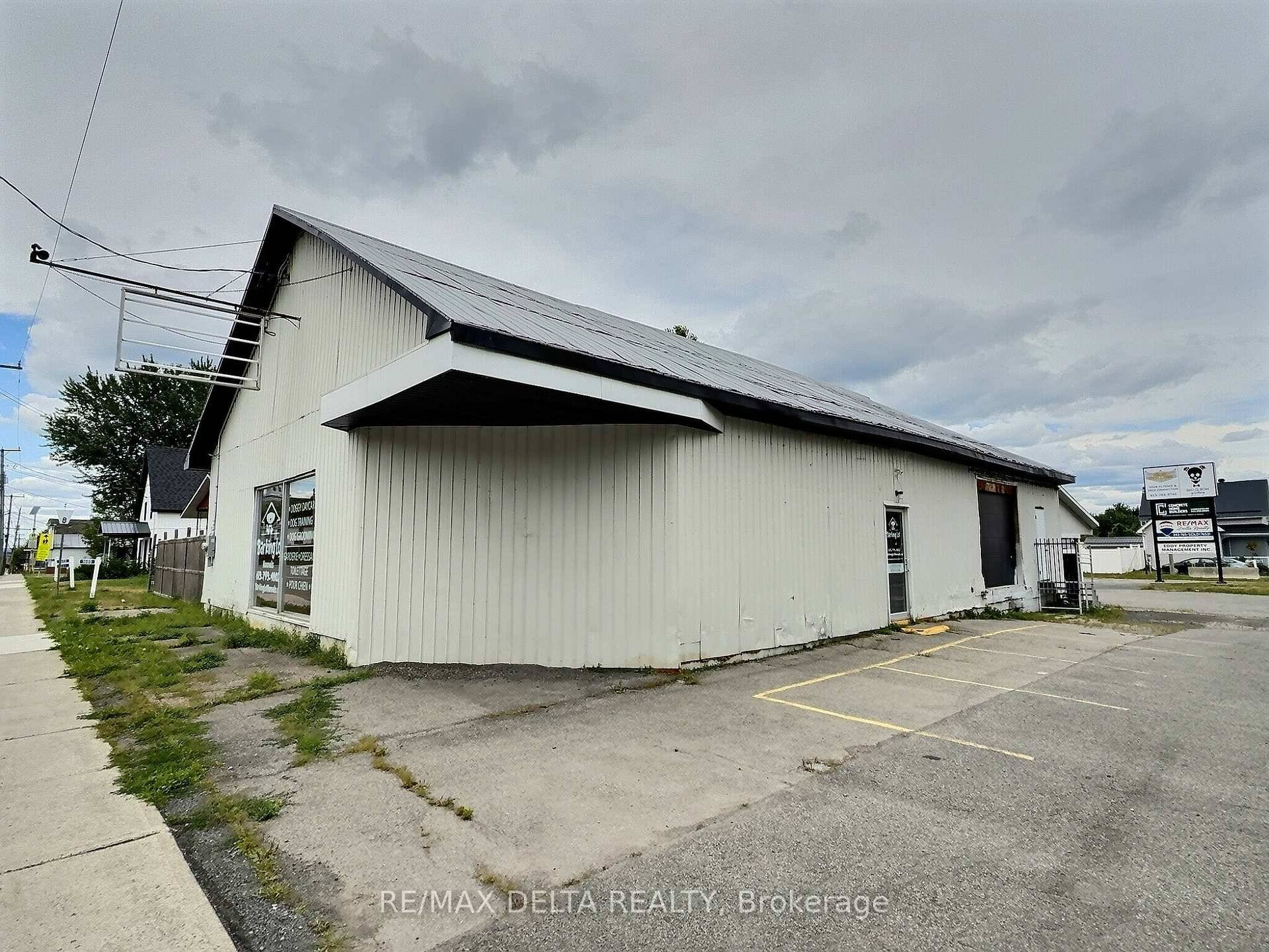 FOR LEASE PRIME COMMERCIAL SPACE WITH ENCLOSED YARD !