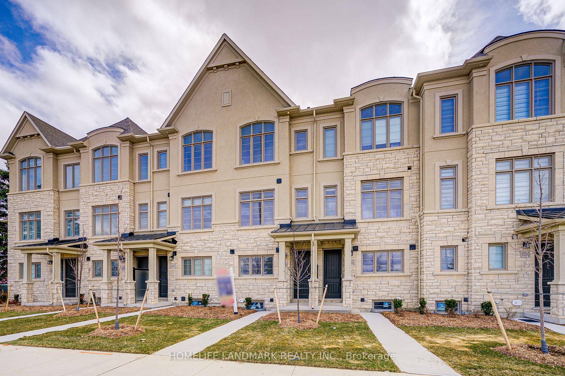 inner townhome with clear view, located in the distinguished Angus Glencommunity in center of Markham ; Directly Miliion dollar view to angus glen golf course 10 Foot High Ceilings on ...