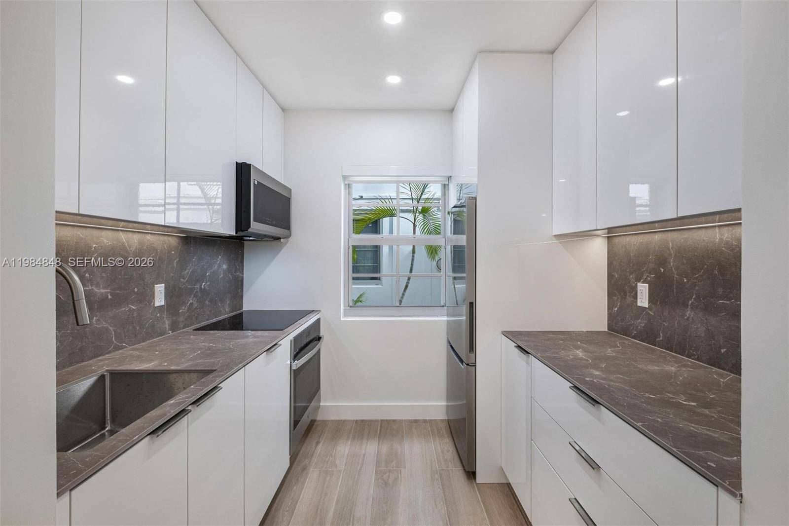 Beautifully renovated 1 bedroom in a classic Art Deco building just steps from Lincoln Rd.