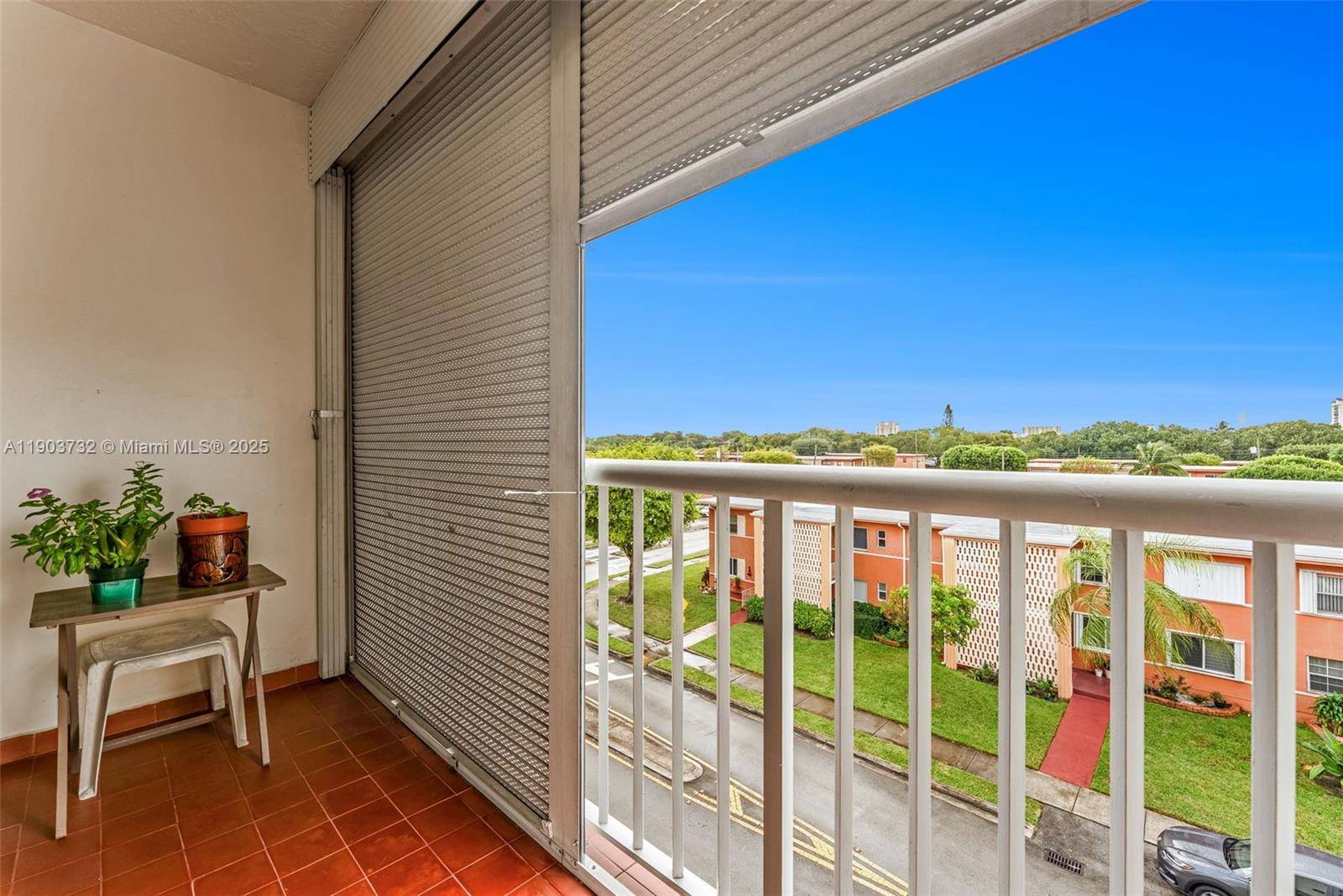 Beautiful 2 Bedroom Condo Near Brickell and Coral Gables !