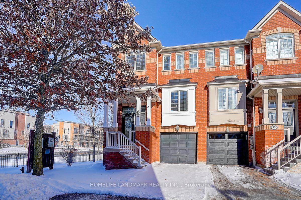 Beautiful, bright and spacious townhouse located in sought after Oakridges neighbourhood, 3 1 bedrooms.