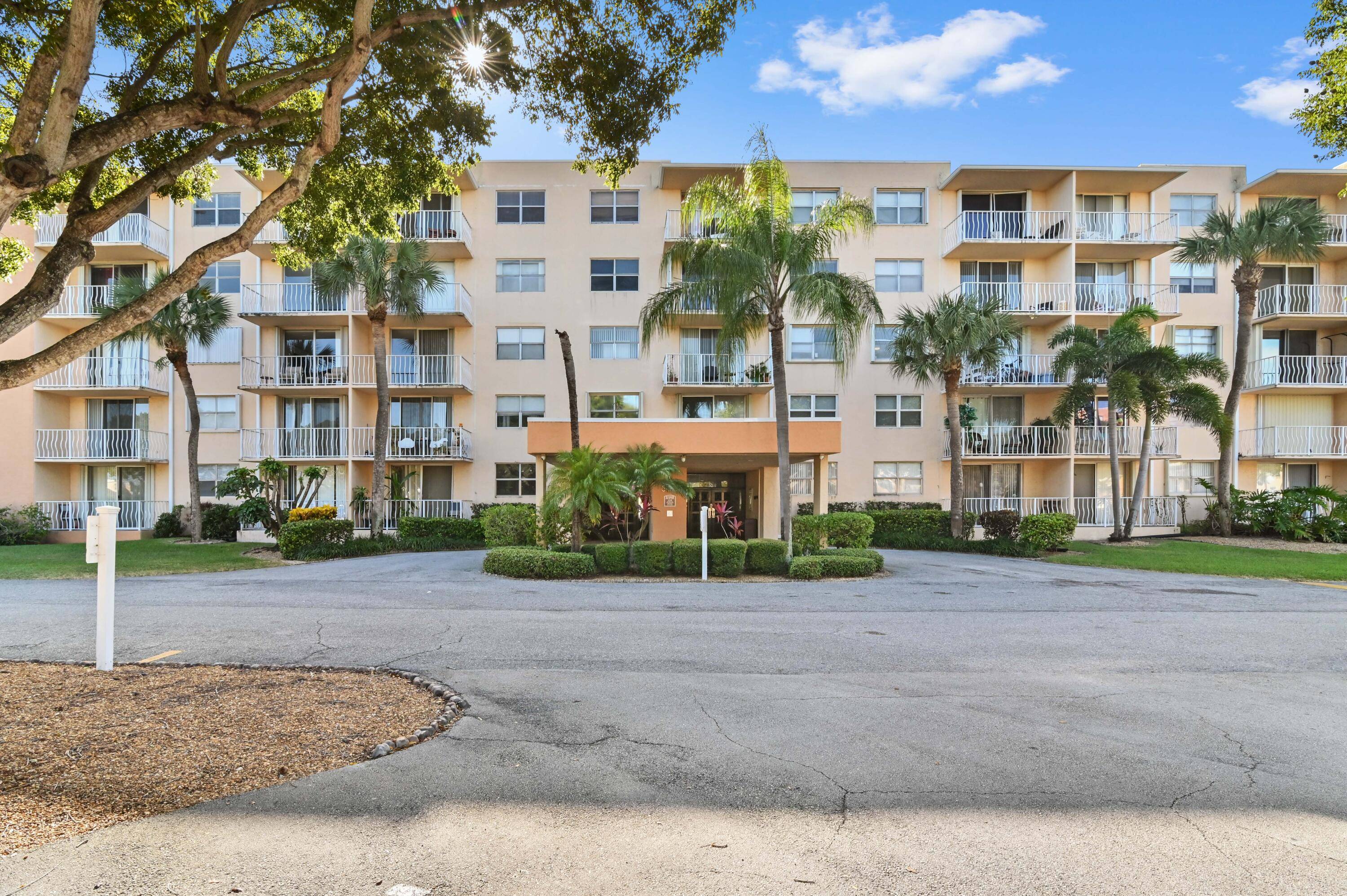 Introducing a charming 1 bedroom, 1 bathroom condominium unit situated in the prestigious Breakwaters Condominiums of West Palm Beach.