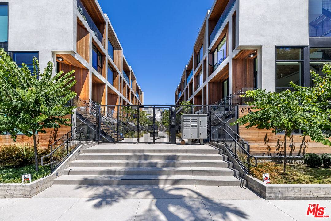 610 S Van Ness Ave 3BR Hancock Park La