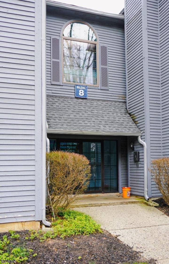 A Commuter's dream, Welcome to Bright, Spacious and Airy 3rd floor Condo with Brand new flooring.
