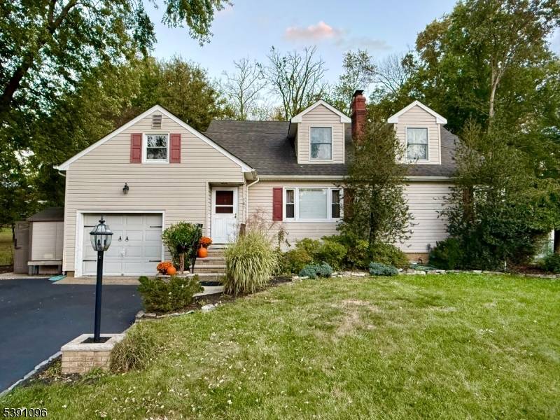 4 bedroom, 2 bathroom home, set on an expansive 80' x 486' lot.