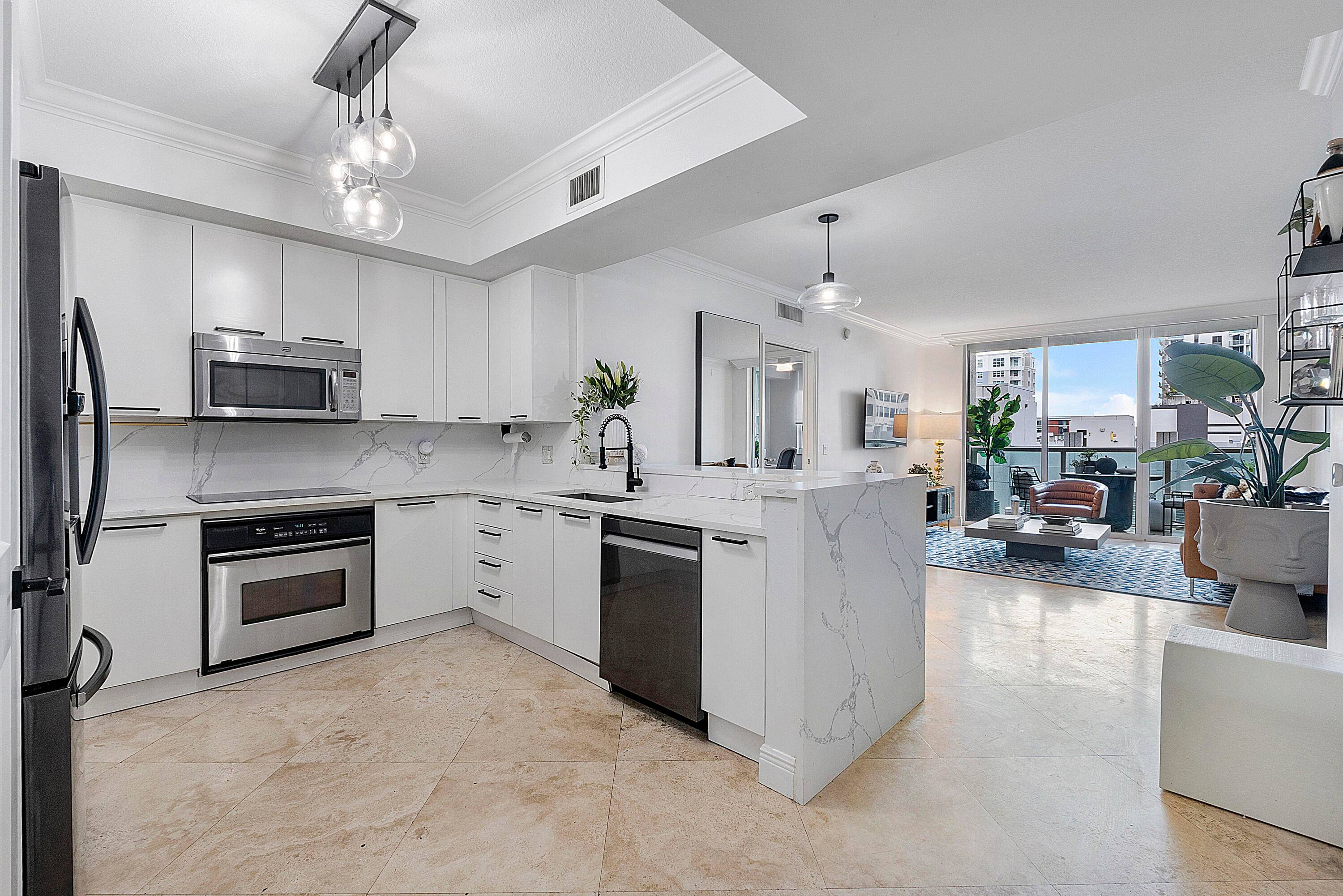 FOR QUICK SALE ! ! ! Your life can be luxurious and convenient with this remarkable opportunity to own a condo in downtown Ft Lauderdale, in the heart of Las ...