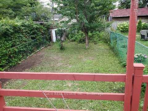 Recently renovated two bedroom house In A Prime Location, Just A Short Distance Away, As Well As Scarlett Woods Golf Course, Tennis Club, And Parks.