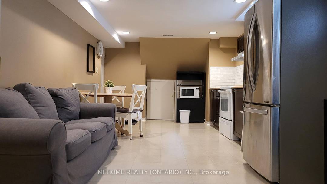 Beautifully furnished lower unit in a well maintained home located in the desirable Don Valley Village community !