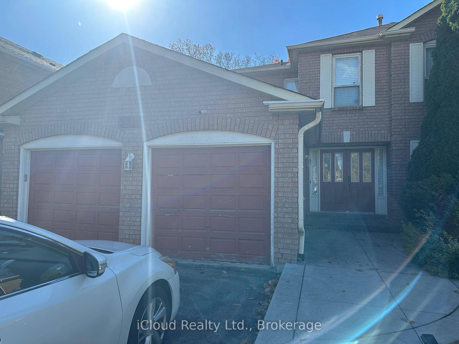 Welcome to this bright amp ; airy legal basement apartment, perfectly situated in one of Mississauga's most sought after neighbourhoods.