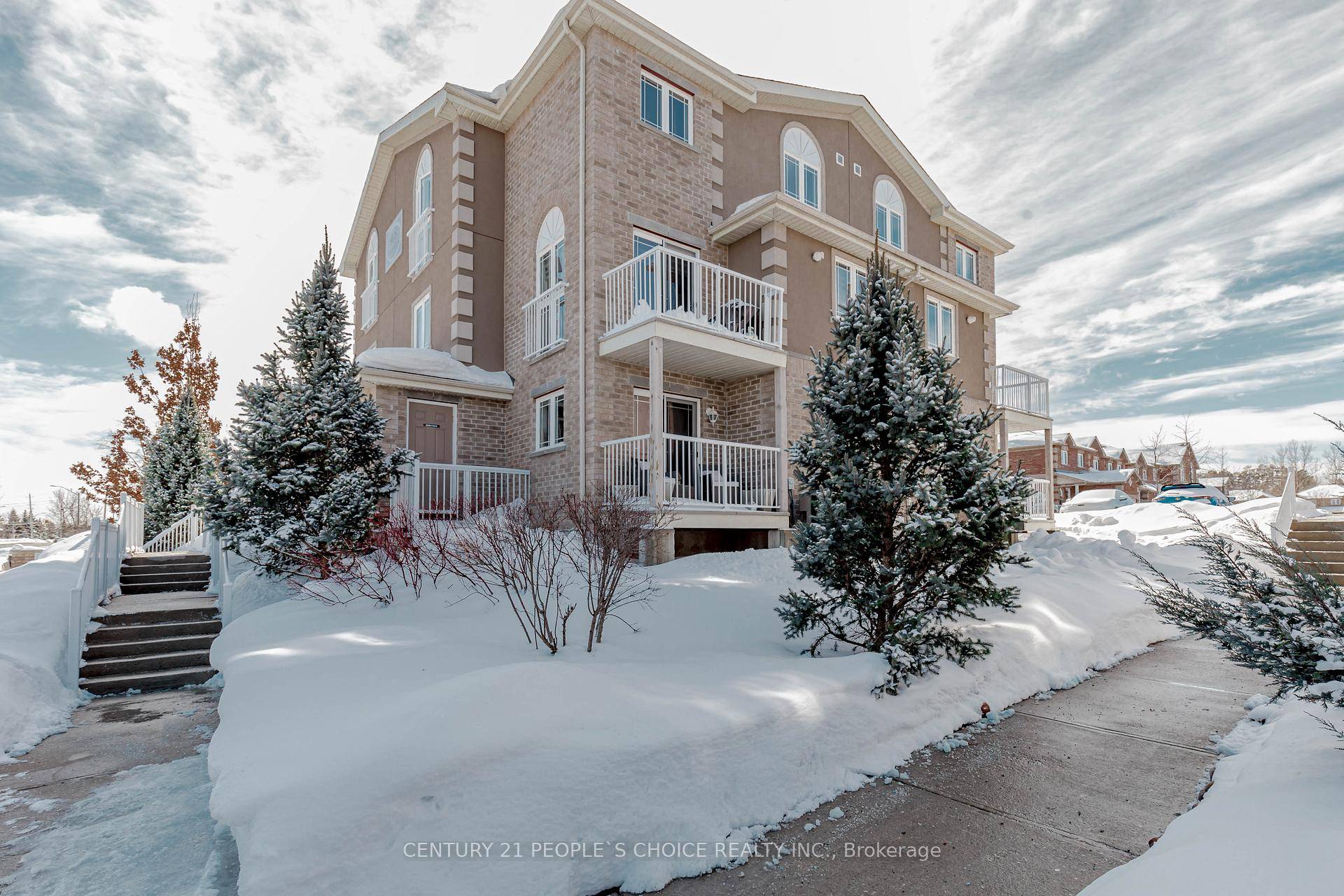 Welcome to this Absolutely Stunning, Bright, Impeccably Maintained amp ; Impressive Townhouse Style Condo In The Popular South End Location Of Holly Meadows !
