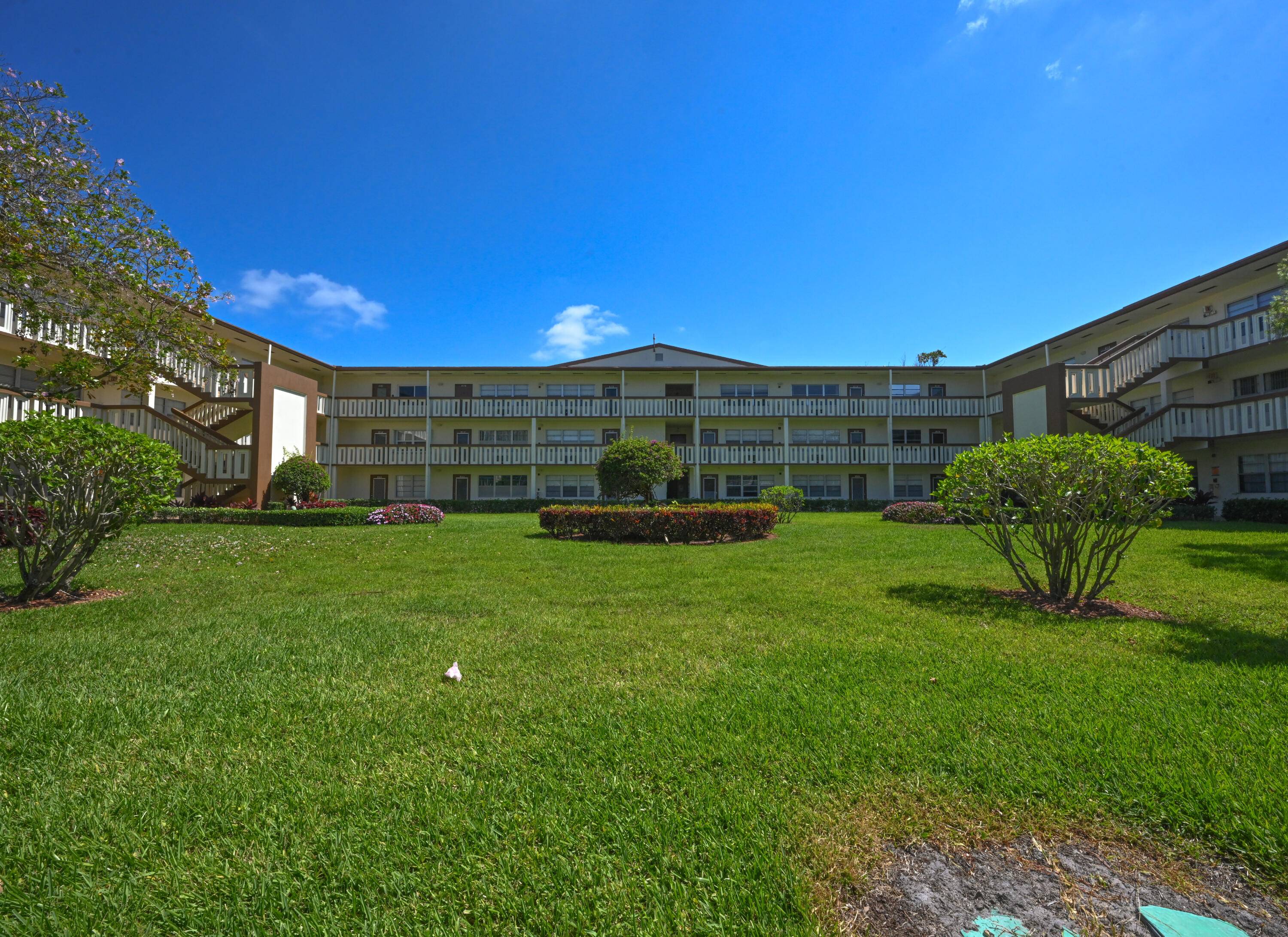 This spacious and bright 1 bedroom, 1.