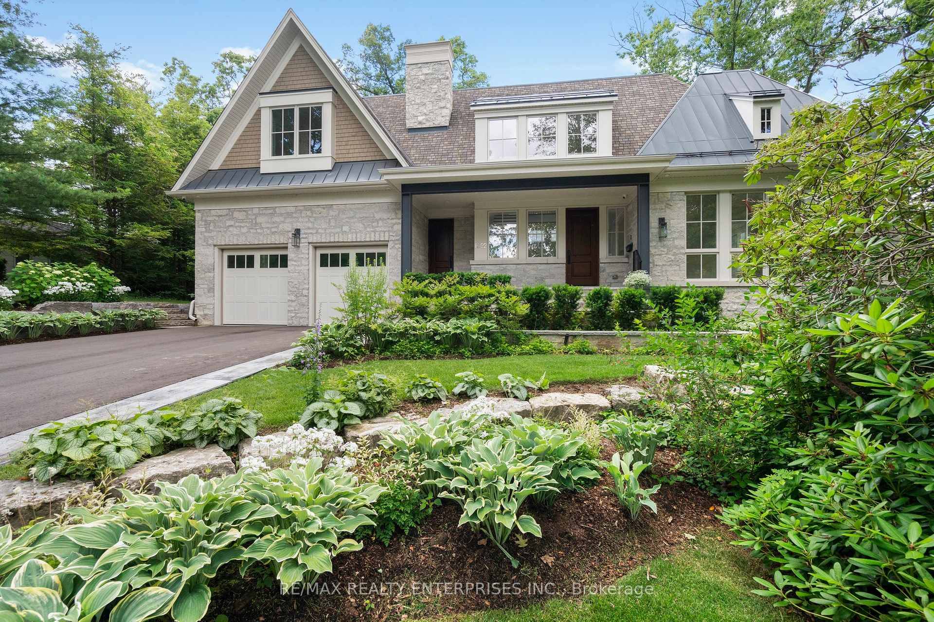 Luxury living in Mineola West !