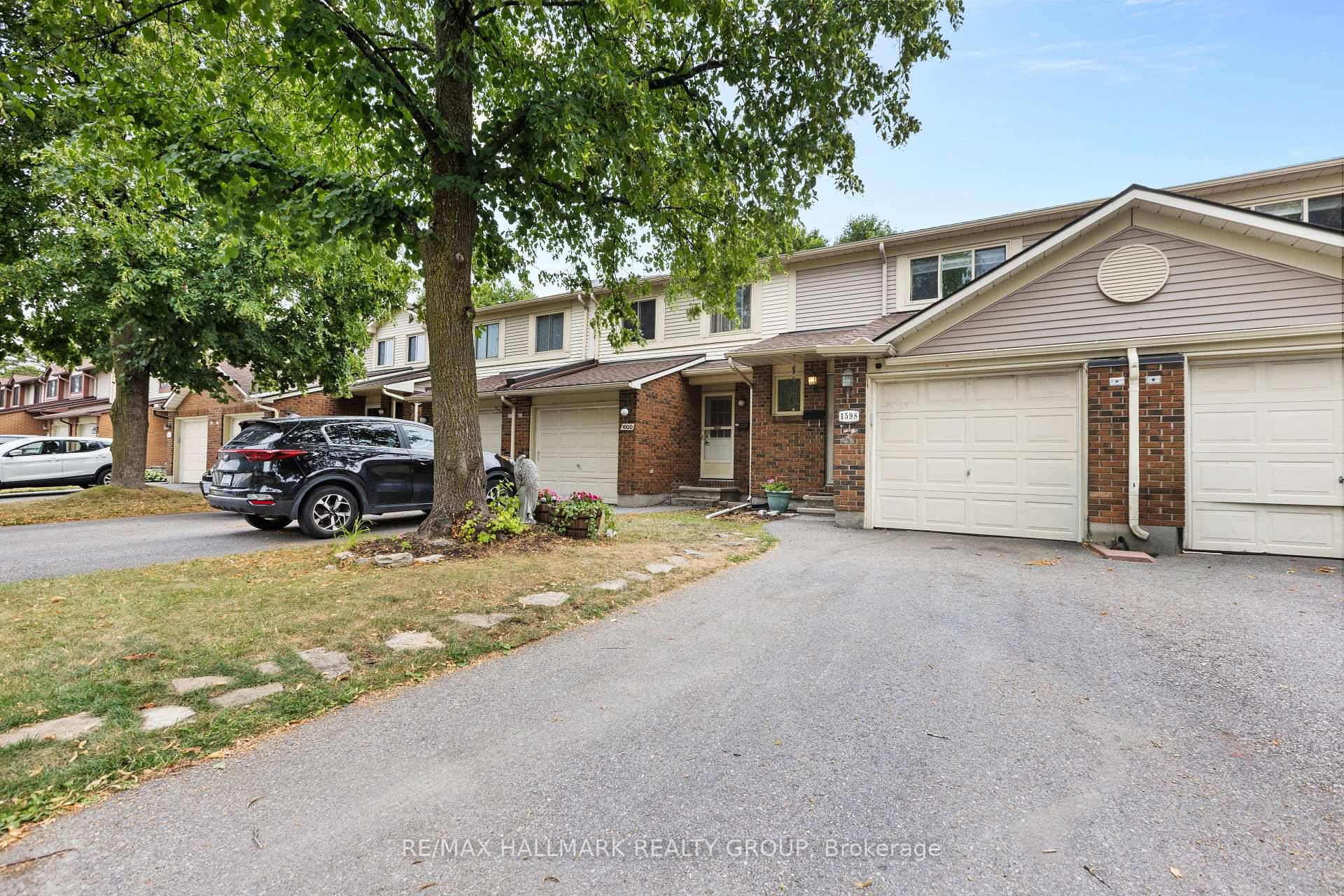 One of the best locations in the neighborhood this updated 3 bedroom condo fronts directly onto a park and backs onto greenspace.