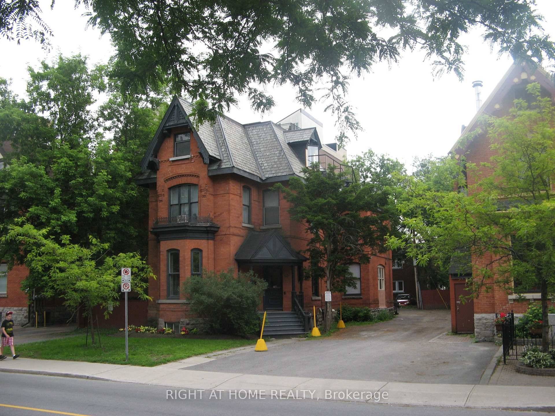 Amazing 1 bedroom heritage apartment Centretown close to downtown.