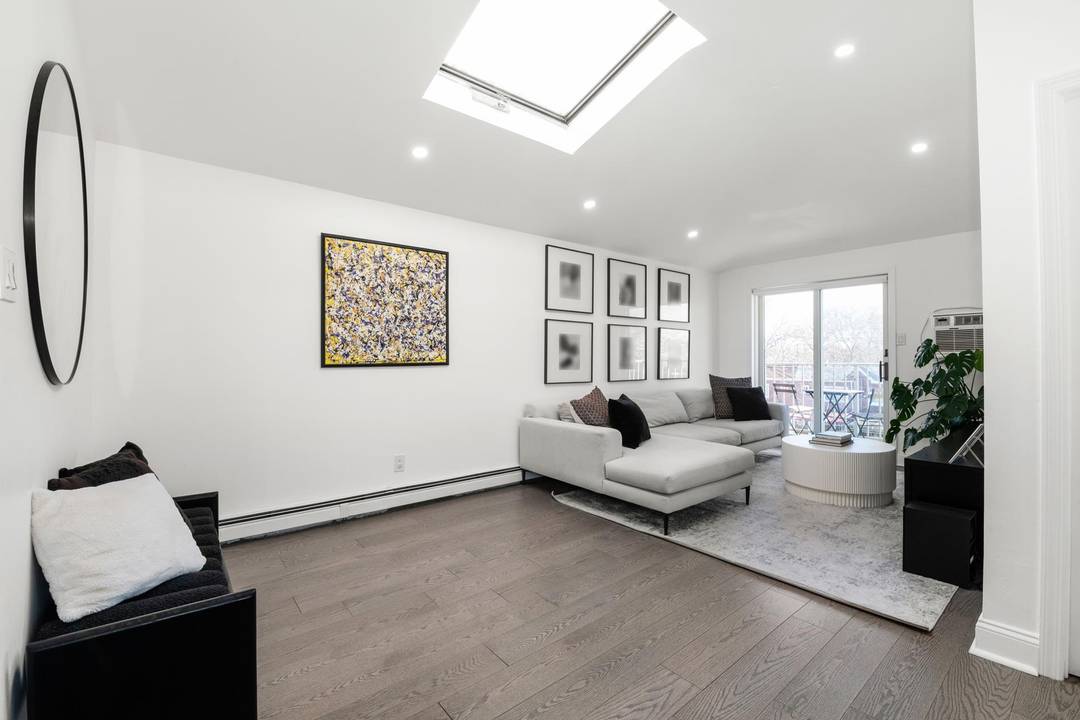 This fantastic fully renovated top floor condominium offers 3 bedrooms, 2 full bathrooms, front and rear balconies, and 2 skylights.