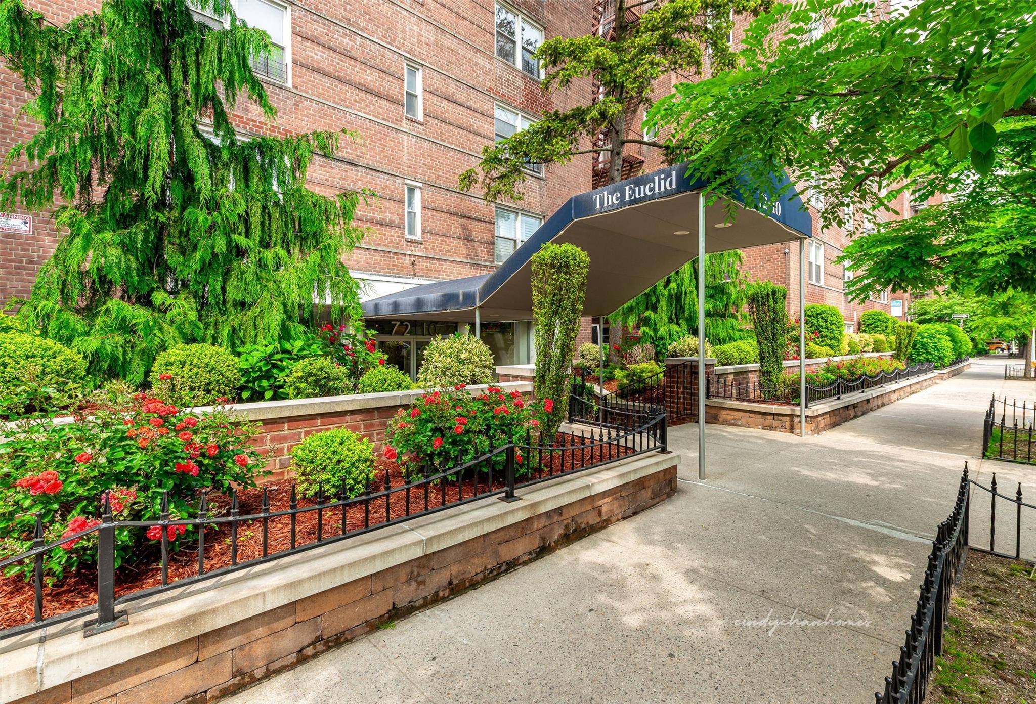 Expansive JR4 2BR at The Euclid Bright, Airy, and Perfectly Positioned Sun filled southwest exposure with a great floor plan.