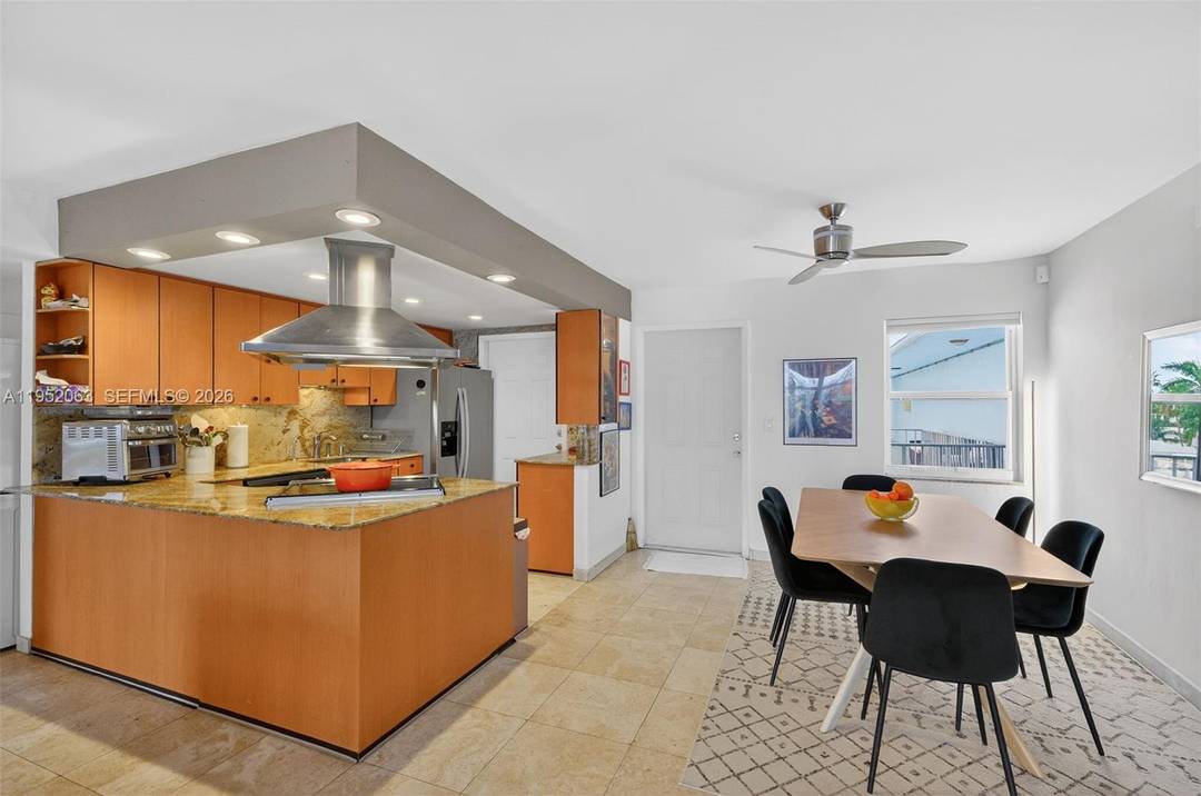 Spacious and well maintained 2 bedroom, 2 bathroom penthouse located on the top floor in the heart of the South Beach Flamingo District.