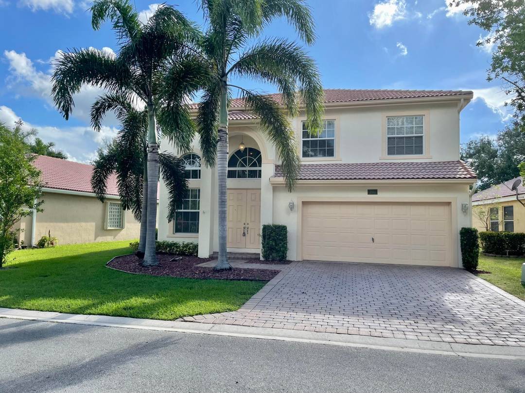 Spacious and bright single family home located in the heart of Coral Springs !