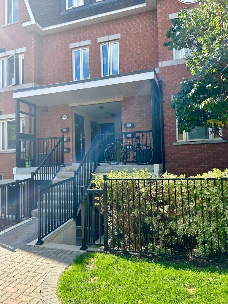 Prime Location at Bayview amp ; John St !