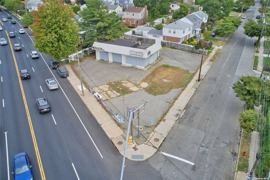 Prime Redevelopment Corner Commercial Property in Mineola 11, 700 sq ft Lot !
