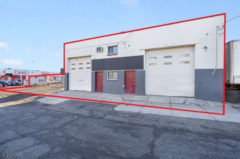 10, 000sqft lot with well positioned 5000sqft commercial building that offers 2 separate sides of approximately 2500 SF each, providing outstanding flexibility for an owner user, investor, or hybrid use.