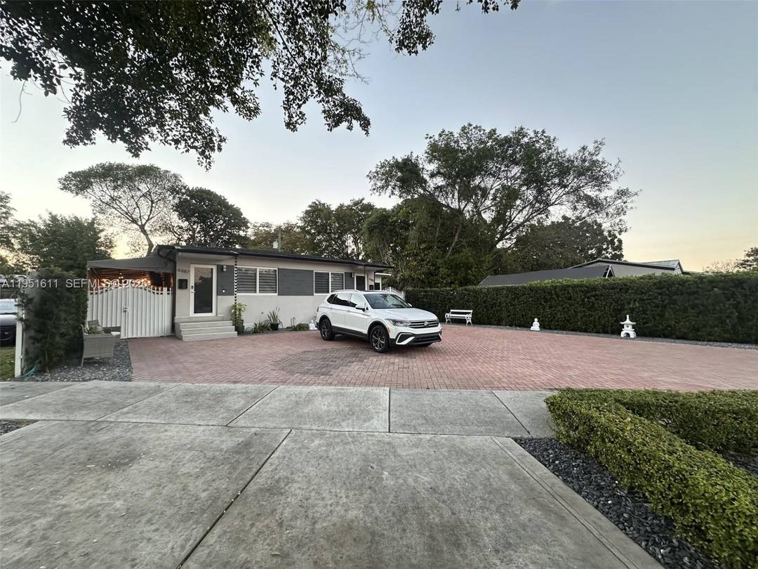 Look no further this is an updated duplex in a prime location 1 bedroom amp ; 1 bathroom plenty of parking with outdoor terrace and large backyard for your family ...