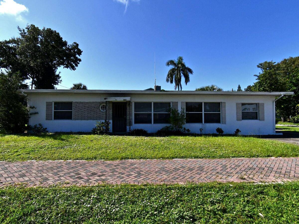 Live Real Estate Auction at the Property !