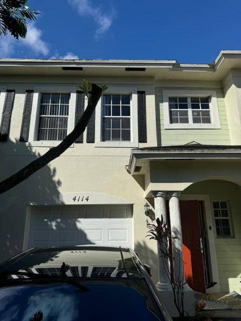 GREAT LOCATION, CLOSED TO THE PALM BEACH ESTATE COLLEGE AND I 95.