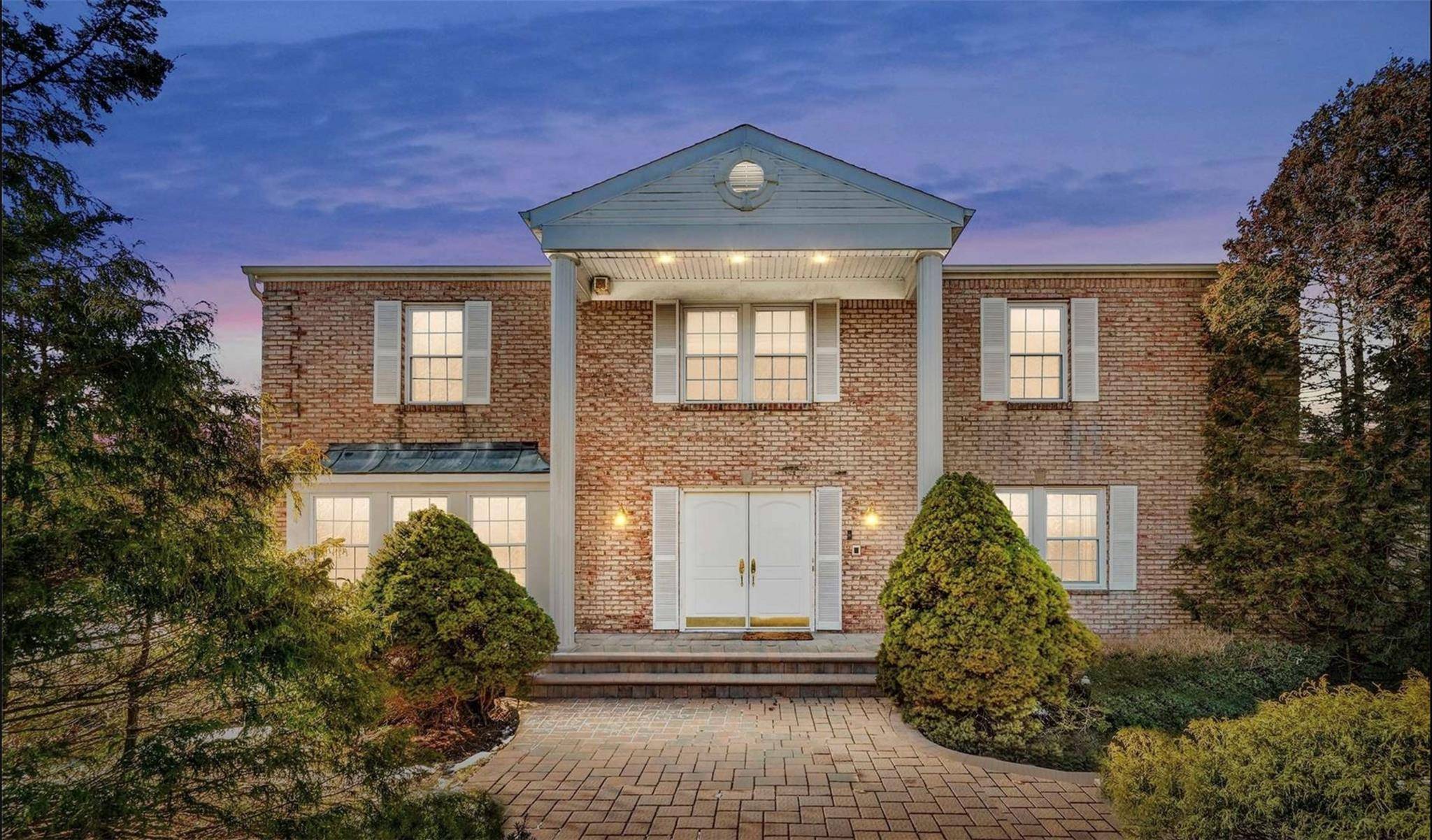Exquisite Elegance in Muttontown Knolls Syosset School District Welcome to this breathtaking residence in the highly desirable Muttontown Knolls community, within the prestigious Syosset School District.
