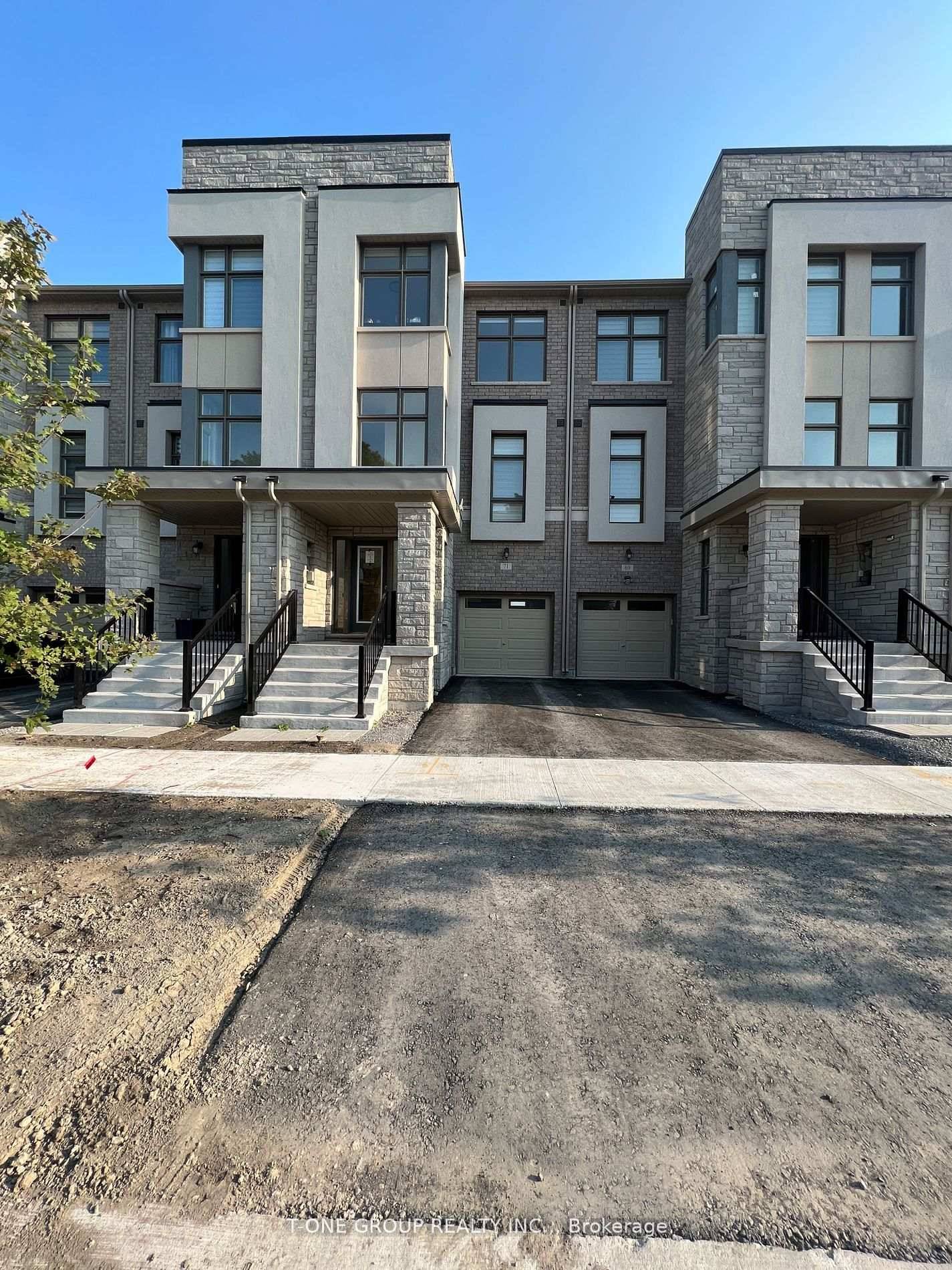 2 year old modern townhome in Richmond Hill nestled in the tranquility of natural surroundings.