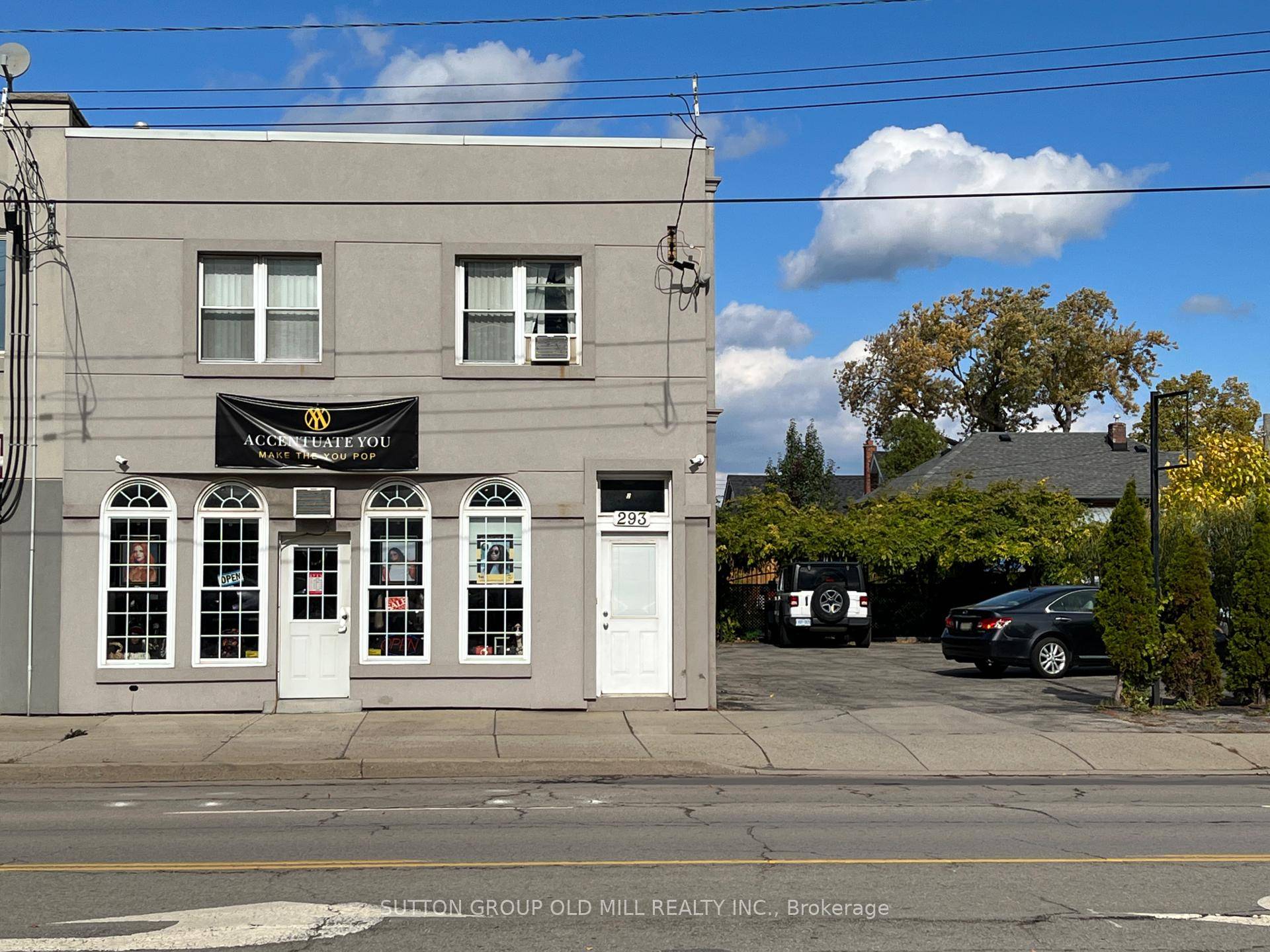 This bright and spacious 1 bedroom apartment offers comfortable living in a convenient East Hamilton location.