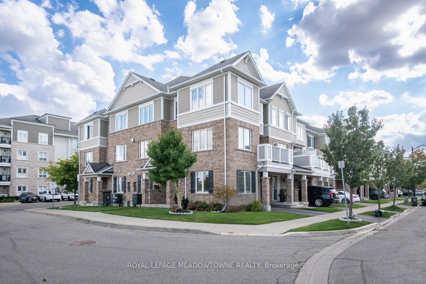 Welcome to this stunning freehold Sutton Corner model townhome located in Milton's sought after Willmott neighbourhood.