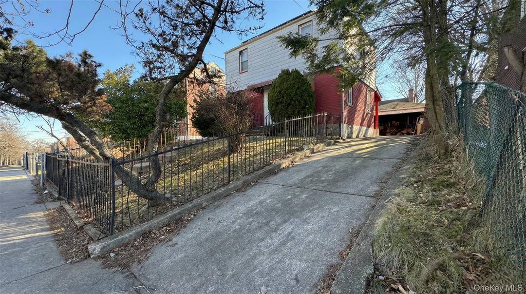 Single family detached home on a 45' x 91' 4, 094 sq ft lot in Staten Island, zoned R3A with residential build potential.