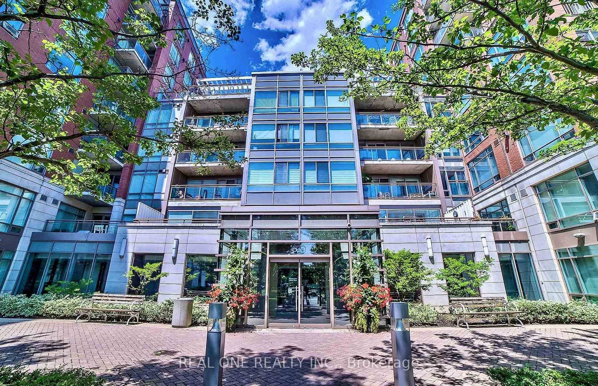 Welcome to this luxury Waterfront Condo at 500 Queens Quay, A spacious 9ft ceiling one bed room unit with extra large closet, Open Concept Kitchen, Stainless Steel Appliances, Granite Countertops, ...