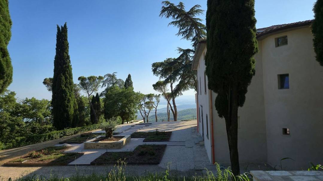 Magnificent 875 m² property in Lisciano Niccone, two buildings, park, pool, and panoramic views of Lake Trasimeno.