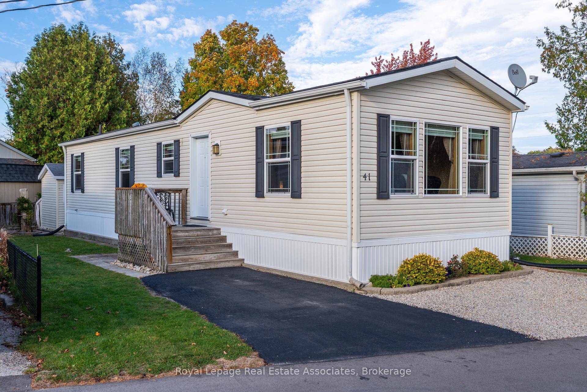 Welcome to Mini Lakes ! This lovely 2 bedroom bungalow is perfect for first time buyers or those ready to downsize.