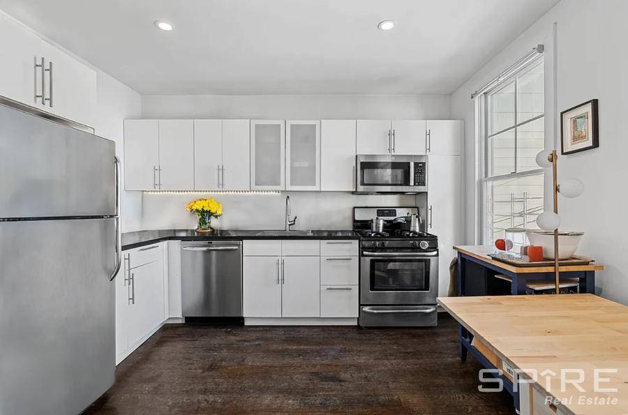 Top Floor 2BR in Fully Renovated Townhouse Prime Hunters Point LocationAVAILABLE STARTING 7 01 25 Showings and Open Houses by AppointmentWelcome home to this renovated 2 bedroom, 1 bath residence, ...