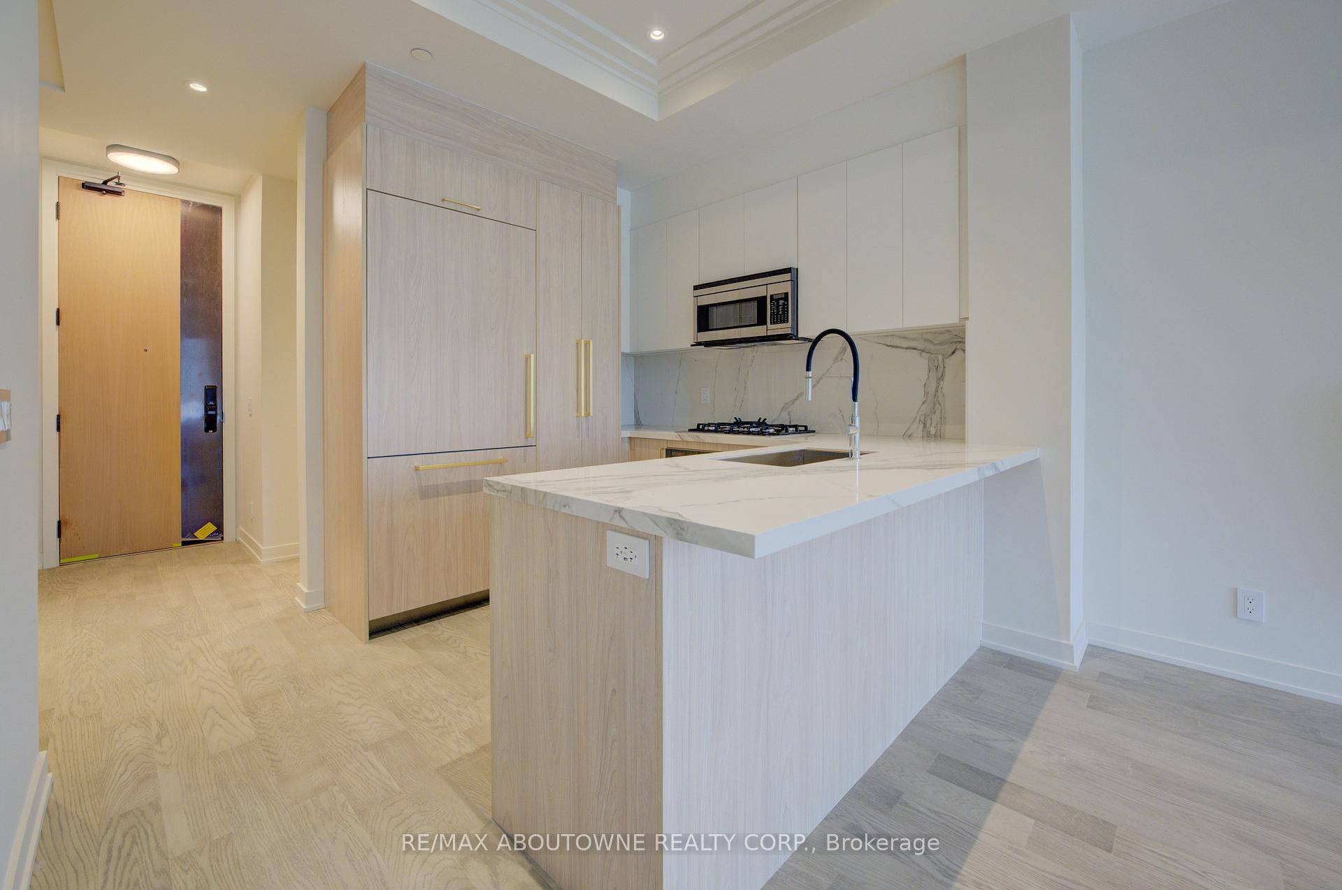 Berkshire Residences is downtown Oakville's newest luxury building, steps to shops, restaurants, cafe s, Oakville Harbour, the Oakville Club, Tannery Park, and lakefront pier.