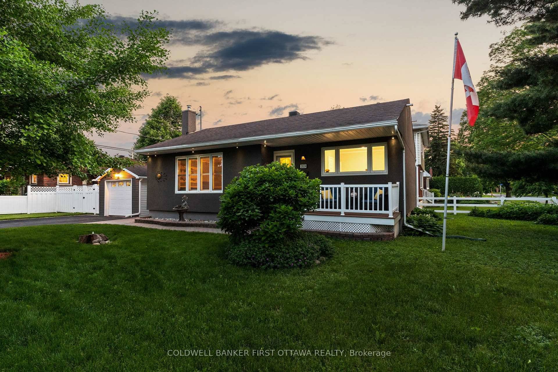 Welcome to this lovingly maintained bungalow in Elmvale Acres !