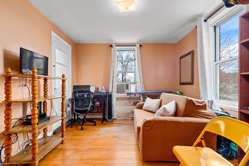 Sponsor Sale NO BOARD APPROVAL INVESTOR FRIENDLYCharming 2 Bedroom Co Op in the Heart of Woodside Prime Location, Investor FriendlyWelcome to this spacious and bright 2 bedroom, 1 bathroom co ...
