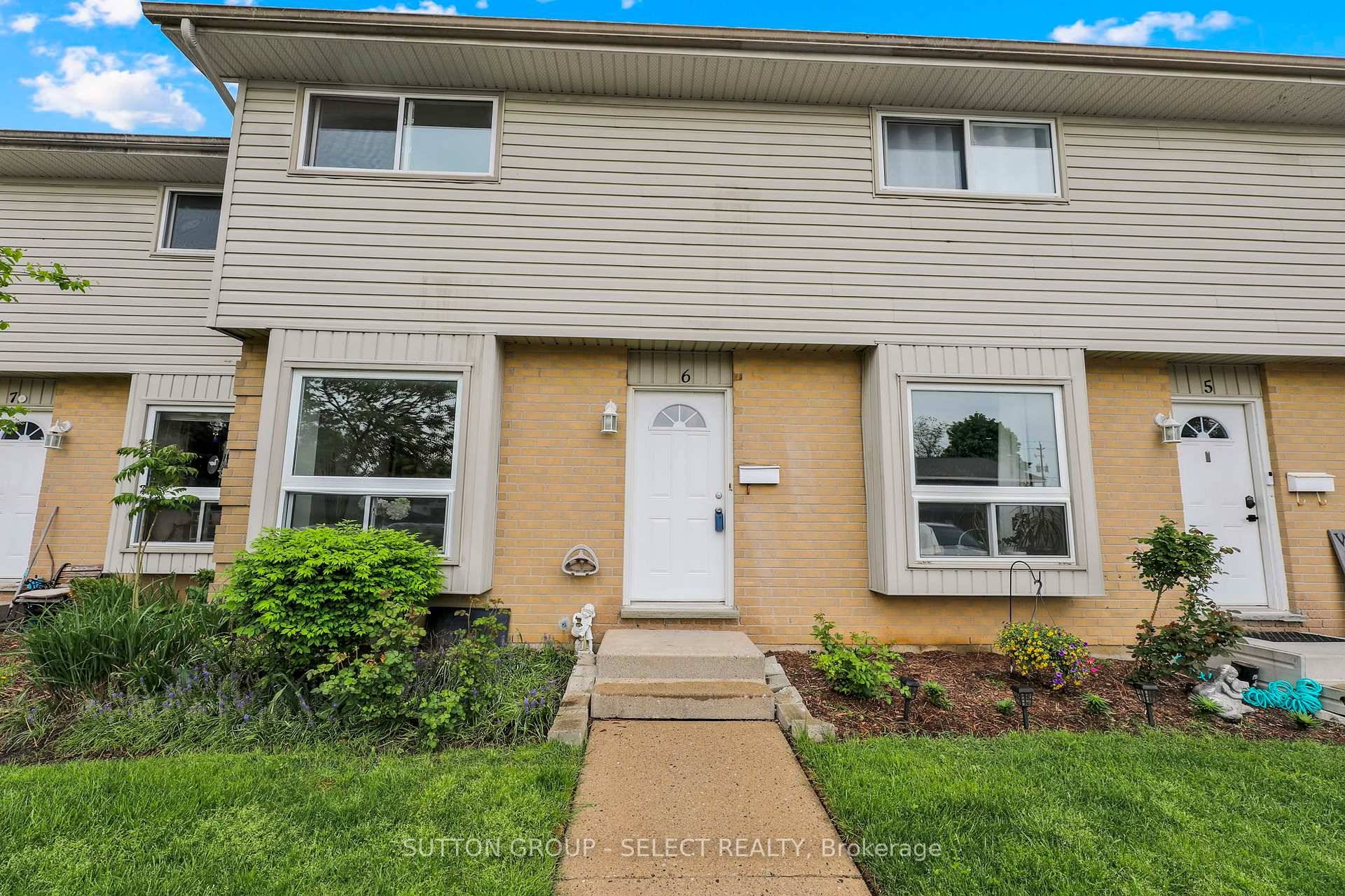 Newly Renovated 3 bed, 2 bath townhouse condo Walk to Fanshawe College !