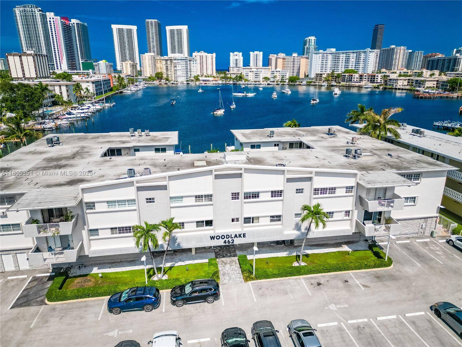 This boutique well kept charming building offers this 2 bedroom 2 bathroom with intracoastal views.