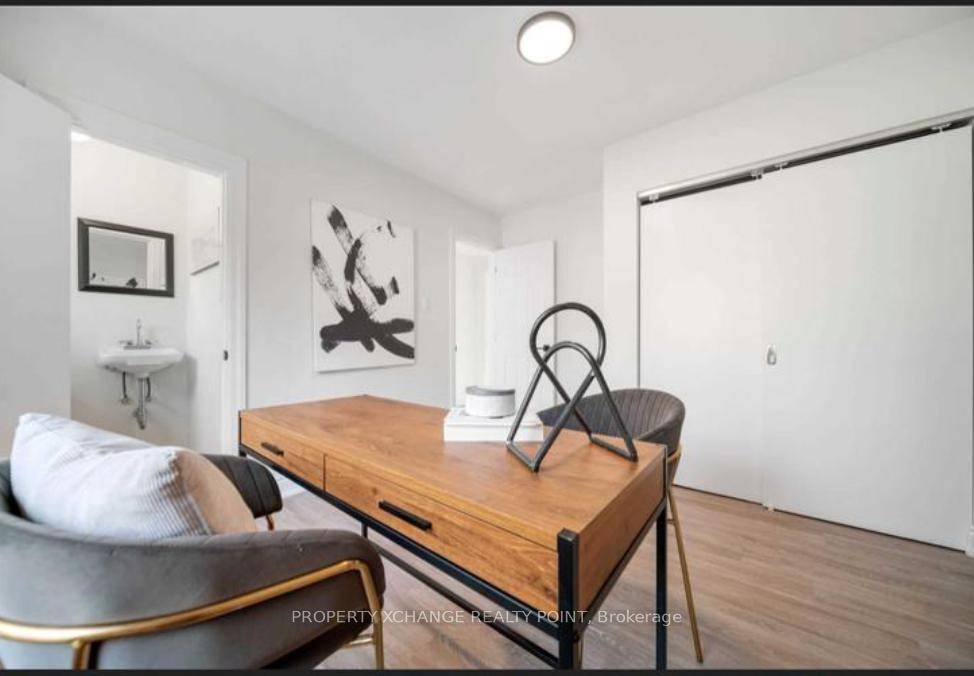 Gorgeous 3 Bedroom Perfect Starter Home UPPER FLOOR !