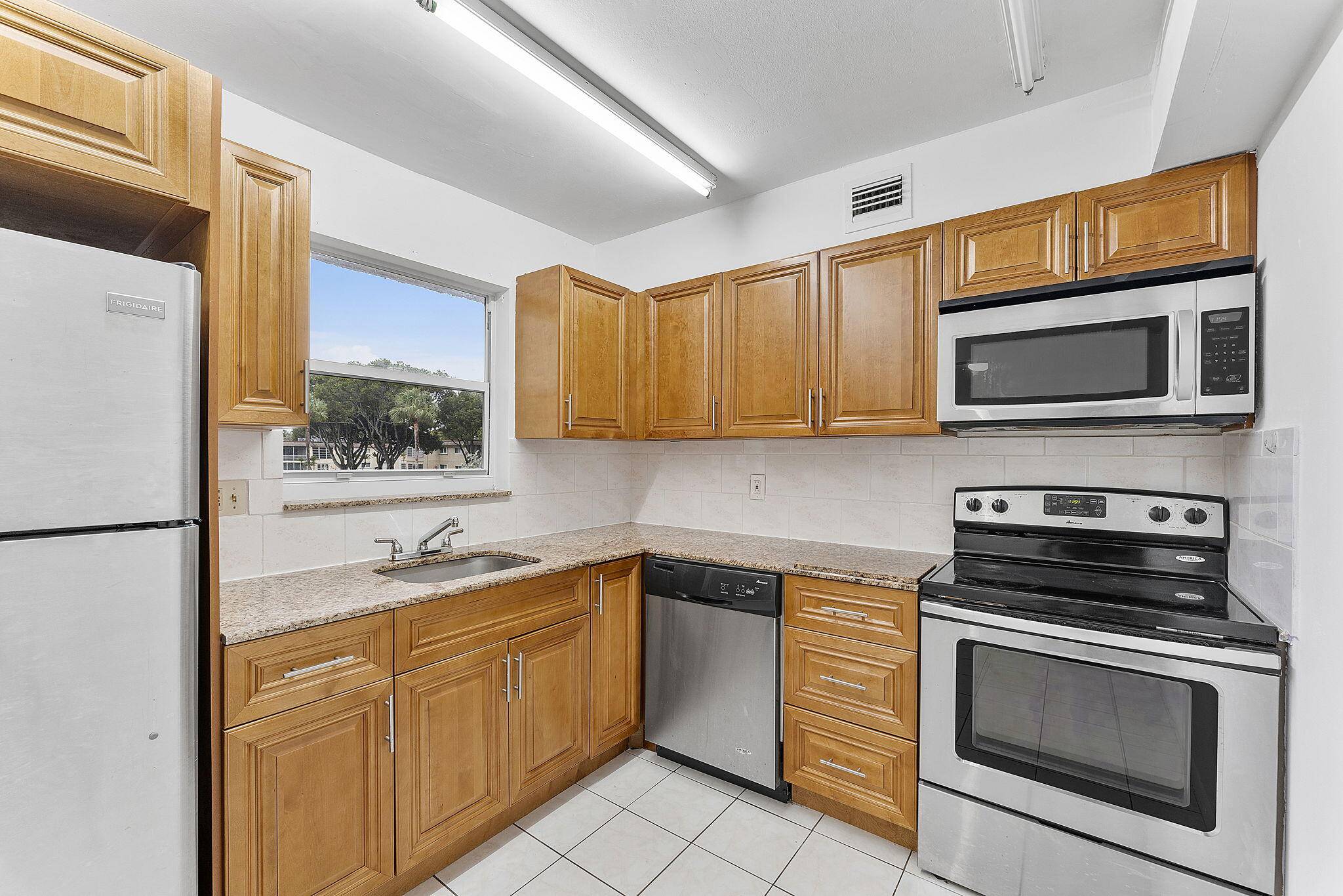 This delightful condo boasts a cozy one bedroom layout with one and a half bathrooms, perfectly suited for comfortable living.
