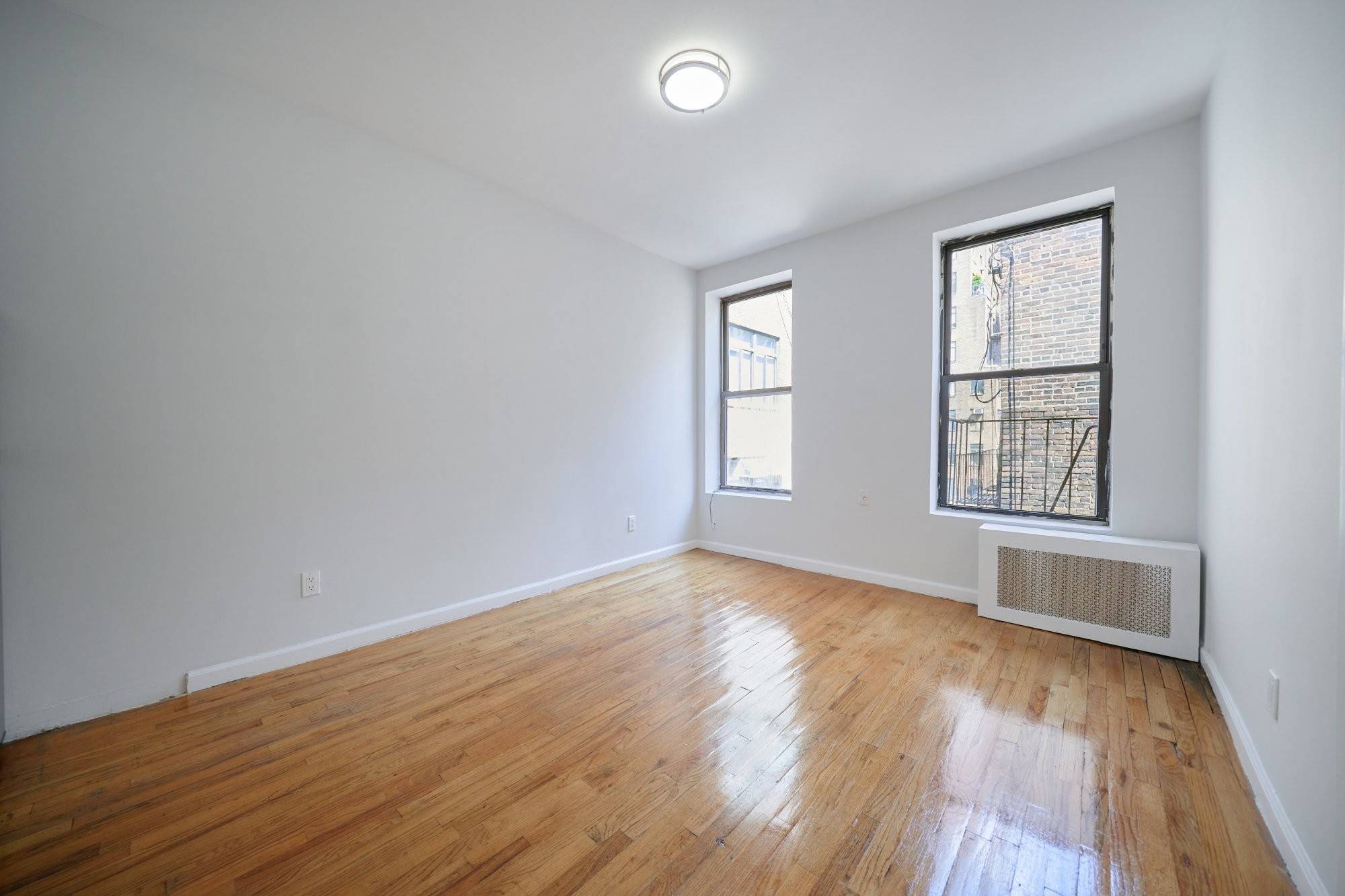 APARTMENT FEATURESQueen Sized BedroomsWhite Kitchen CabinetsDishwasherStainless Steel AppliancesBright amp ; SunnyHardwood FloorsWood Kitchen CabinetsAbundant Closets SpaceBUILDING FEATURESPets allowedLive in SuperClose to the Highline, Bryant Park, Madam